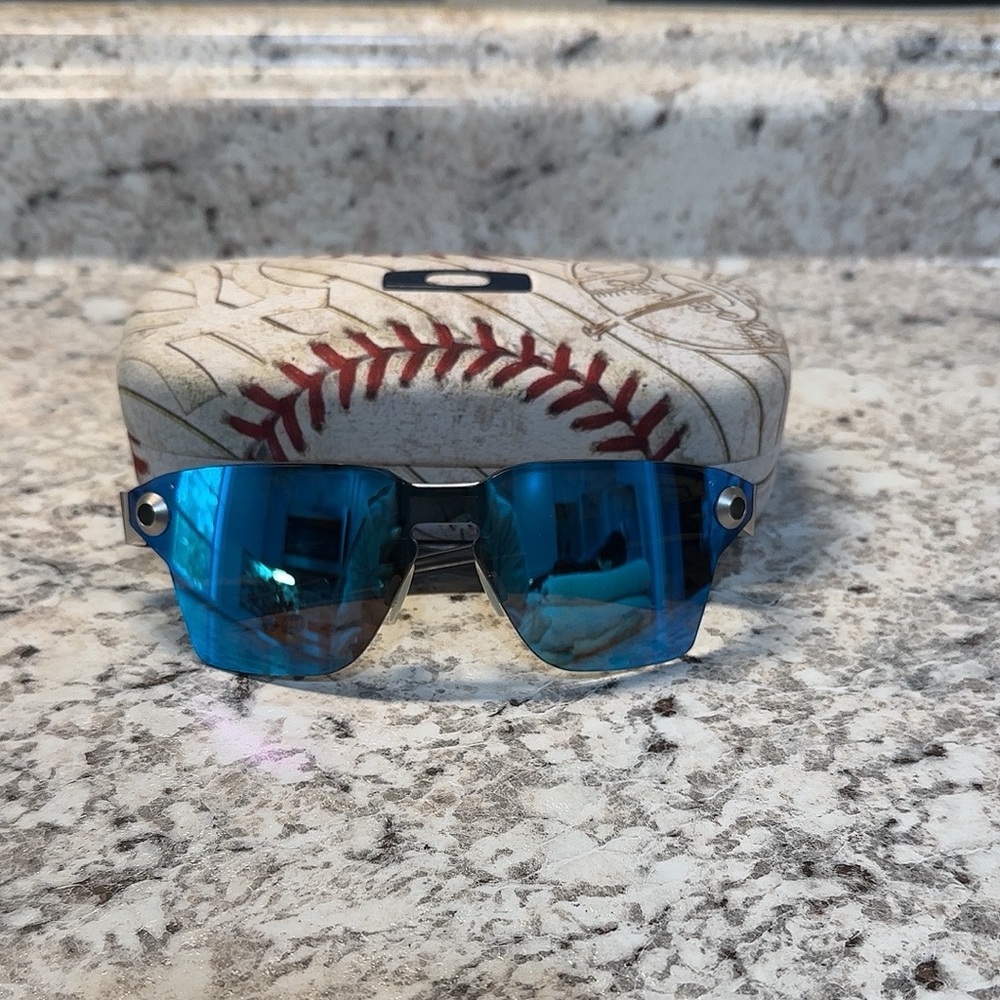 Oakley lugplate sunglasses. Used good condition.